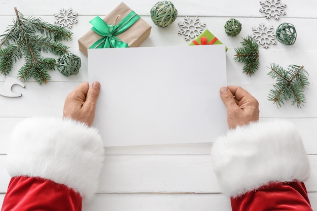 Babbo Natale con la lettera vuota al tavolo