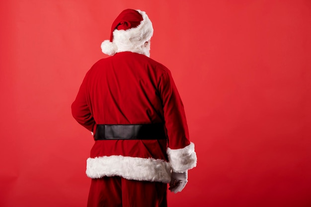 Babbo Natale con la schiena irriconoscibile su sfondo rosso