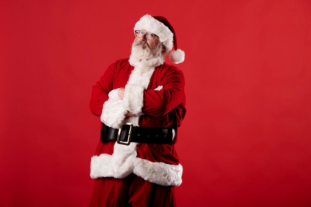 Babbo Natale con le braccia incrociate su sfondo rosso