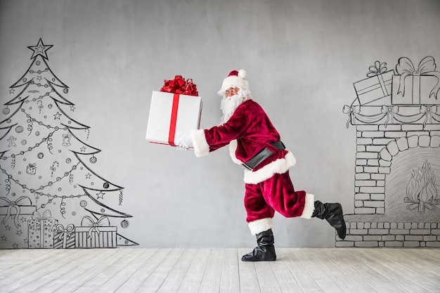 Babbo Natale con scatola regalo. Concetto di vacanza di Natale di Natale