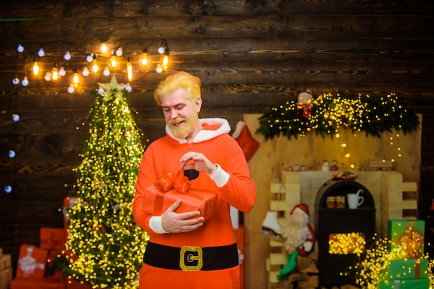 Babbo natale con scatola regalo ritratto di Babbo Natale decorazioni natalizie eccitato babbo natale allegro