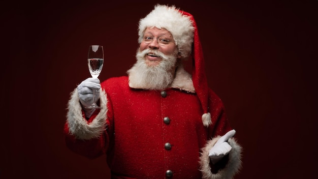 Babbo Natale con un bicchiere di champagne