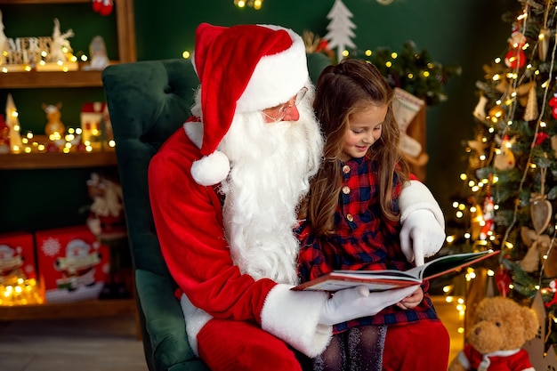 Babbo Natale con una bambina carina