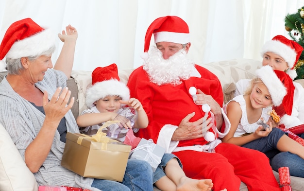 Babbo Natale con una famiglia felice