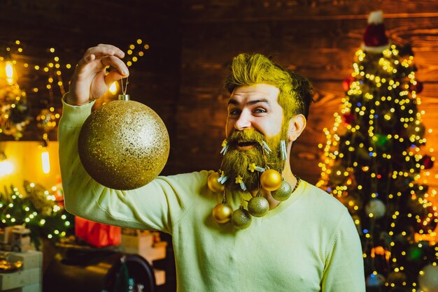 Babbo Natale divertente con pallina di natale pallina d'oro divertente babbo natale emozione invernale agrifoglio jolly swag natale e...