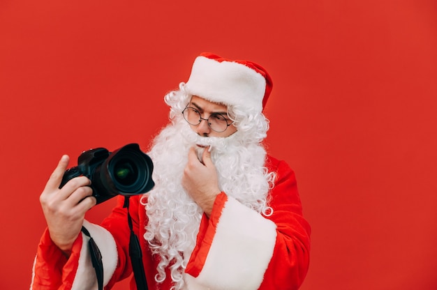 Babbo Natale divertente con una fotocamera professionale