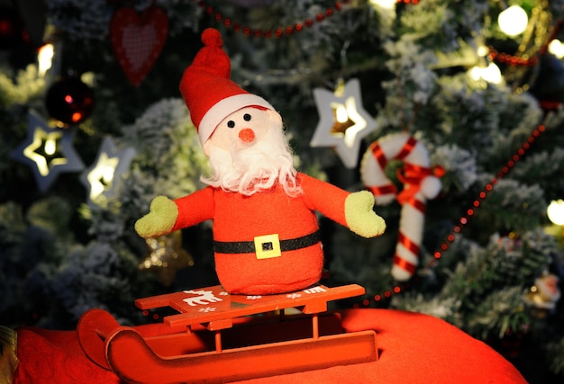 Babbo Natale divertente davanti all'albero di Natale