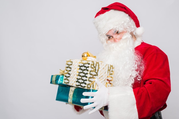 Babbo Natale divertente in un costume rosso con regali