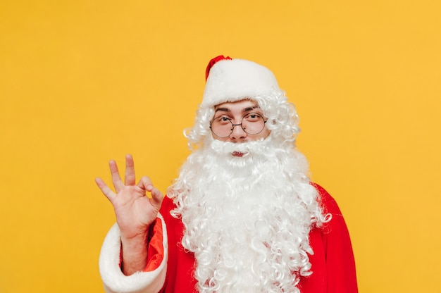 Babbo Natale divertente su uno sfondo giallo