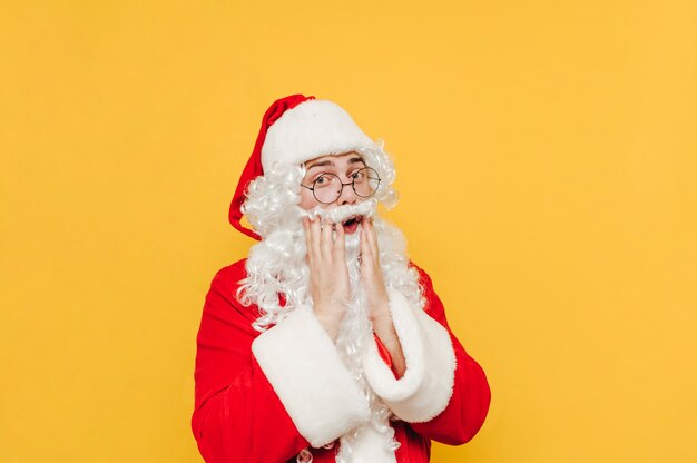 Babbo Natale divertente su uno sfondo giallo