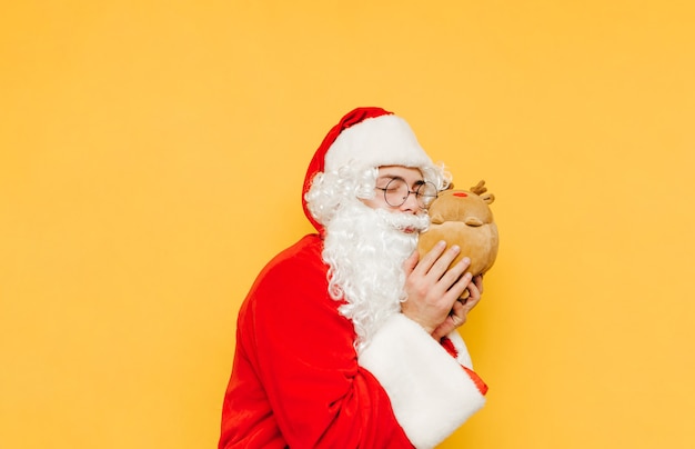 Babbo Natale divertente su uno sfondo giallo