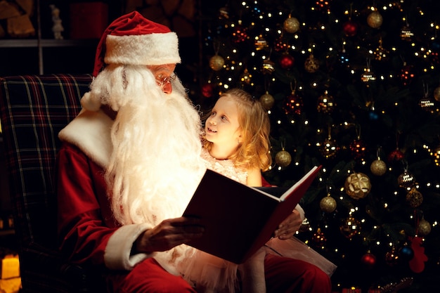 Babbo Natale e bambina il giorno di Natale