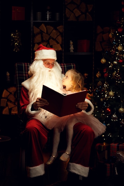 Babbo Natale e bambina il giorno di Natale