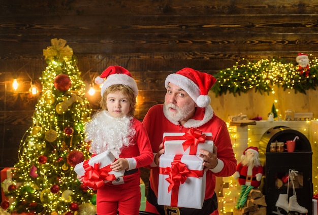 Babbo natale e bambino con regalo di natale bambino con babbo natale e regalo di natale a