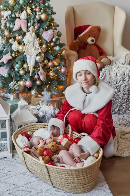 Babbo Natale e bambino sullo sfondo dell'albero di Natale Felice anno nuovo e buon Natale Famiglia di Natale