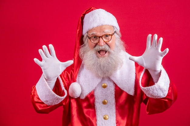 Babbo Natale espressivo arrabbiato su sfondo rosso.