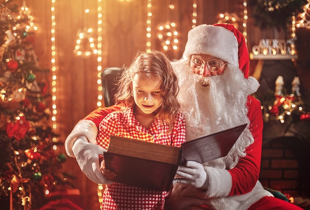 Babbo Natale fa un regalo a una bambina carina