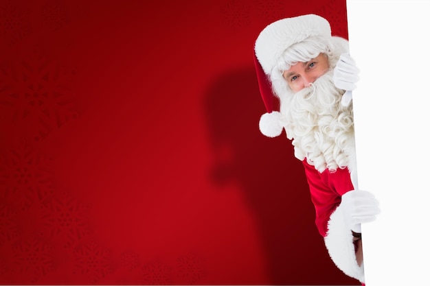 Babbo Natale felice che tiene poster su sfondo rosso fiocco di neve