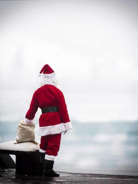 Babbo Natale guardando in lontananza Concetto di solitudine