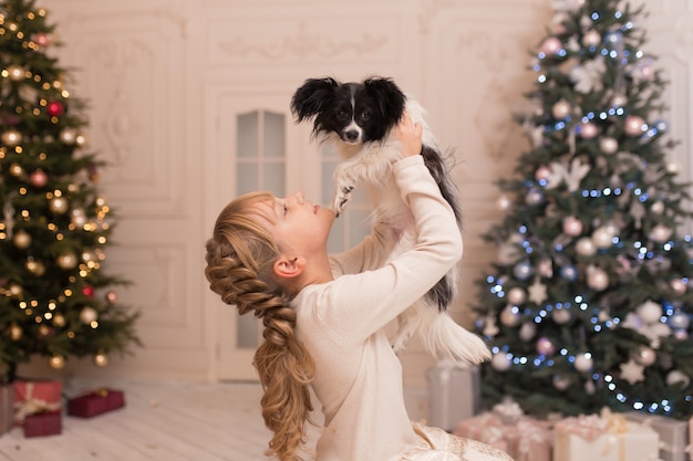 Babbo Natale ha regalato alla ragazza un cane per Natale. Racconto di Natale. Infanzia felice. Primo animale domestico.