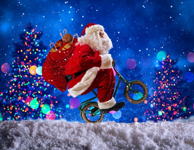 Babbo Natale impenna con la bici per consegnare regali di Natale veloci