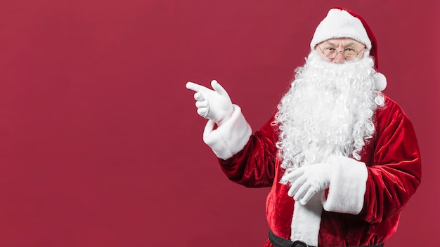 Babbo Natale in cappello con la mano che indica