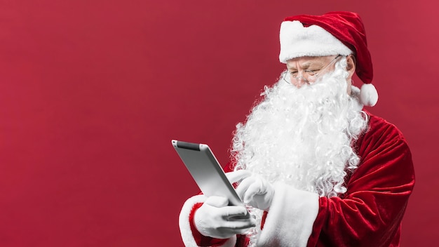 Babbo Natale in cappello con tablet