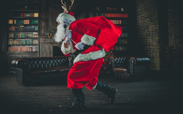 Babbo Natale in esecuzione con un sacco di regali