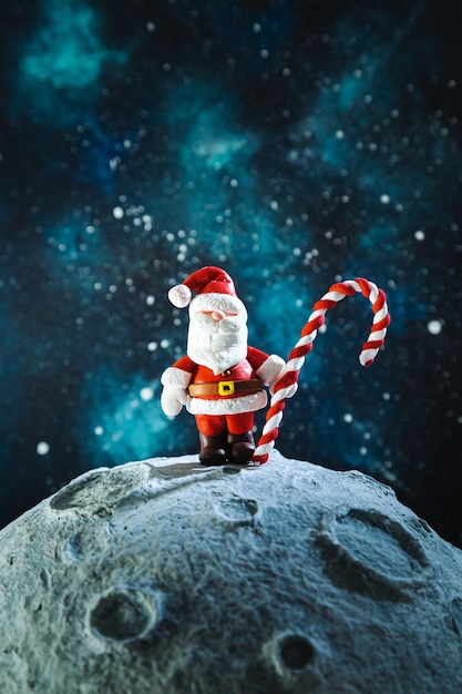 Babbo Natale in plastilina con un lecca-lecca sulla luna