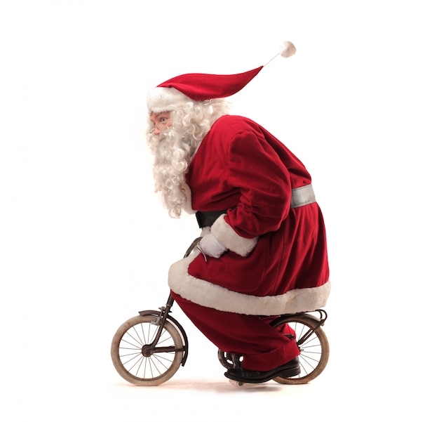 Babbo Natale in sella a una minuscola bici