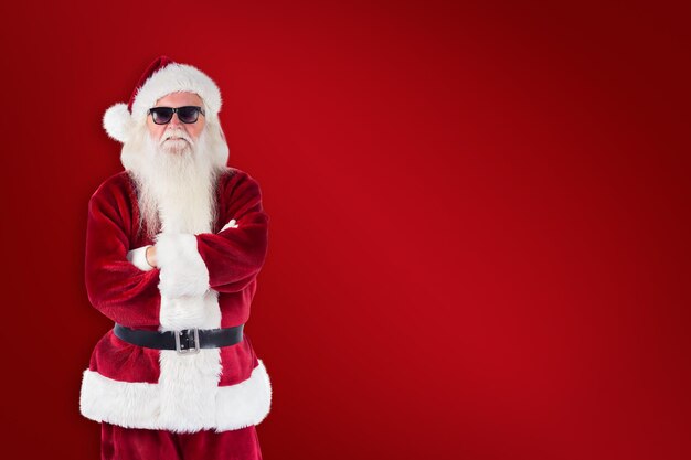 Babbo Natale indossa occhiali da sole neri su sfondo rosso