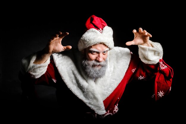 Babbo Natale isolato su uno sfondo nero.