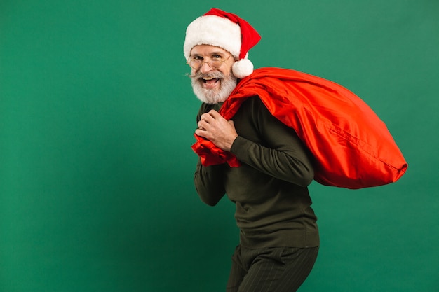 Babbo Natale moderno barbuto felice che tiene sacco rosso