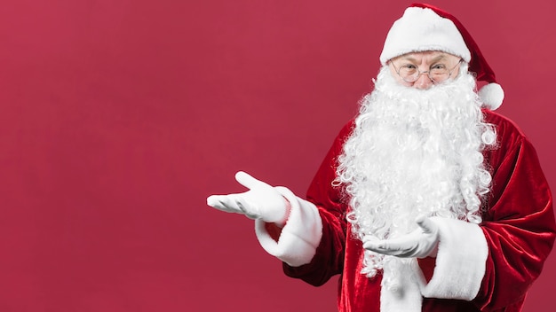 Babbo Natale mostrando qualcosa con le mani