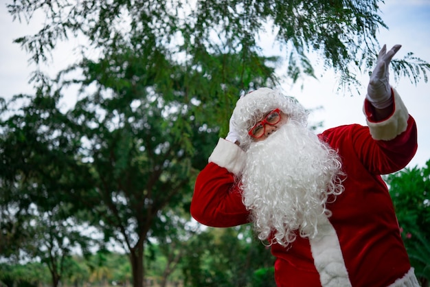 Babbo Natale nella forestaLa gente della Thailandia ha inviato la felicità per i bambiniBuon NataleBenvenuto all'inverno