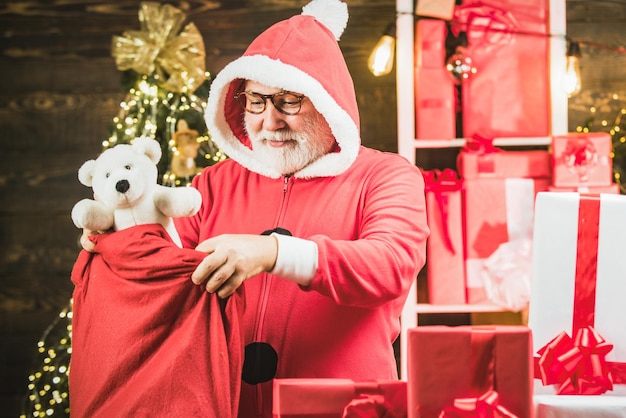 Babbo Natale nonno con regalo presenta Babbo Natale a casa preparazione per natale