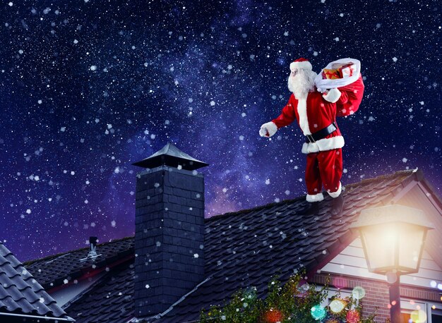 Babbo Natale pronto a consegnare regali per Natale