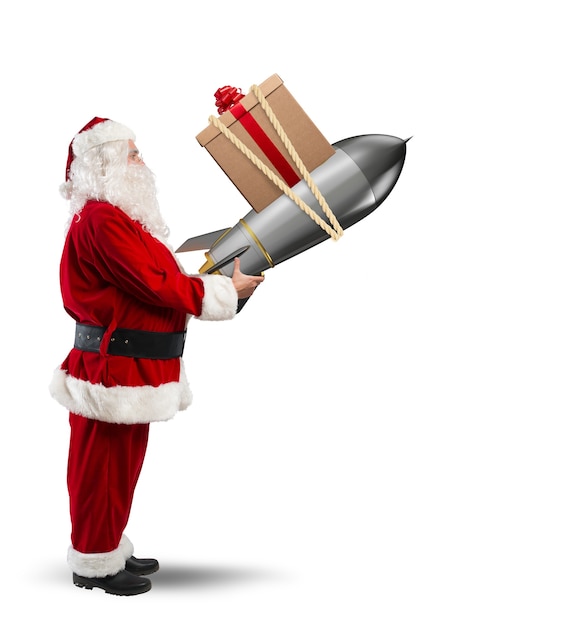 Babbo Natale pronto a lanciare un razzo con scatola regalo di Natale nel cielo