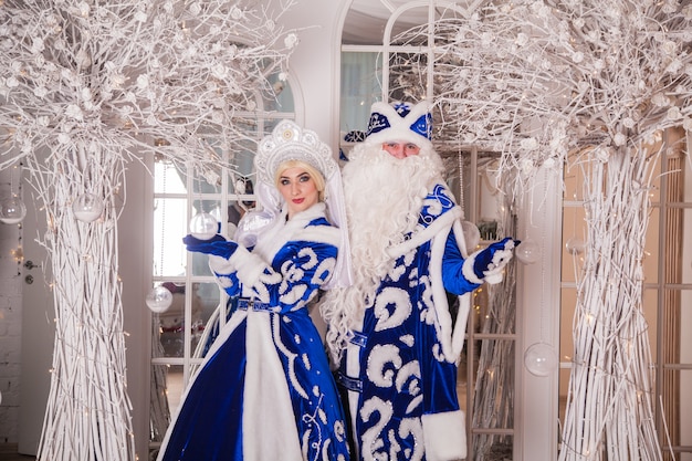 Babbo Natale russo conosciuto come Nonno Frost e sua nipote Snegurochka