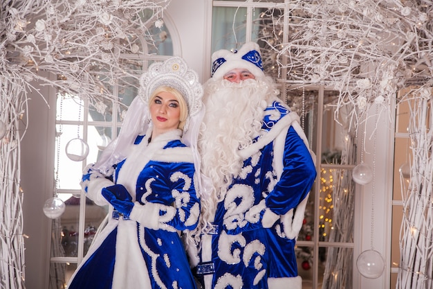 Babbo Natale russo conosciuto come Nonno Frost e sua nipote Snegurochka