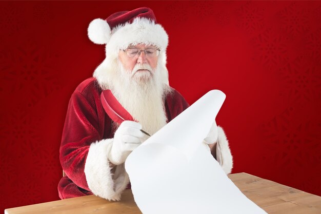 Babbo Natale scrive qualcosa con una piuma su sfondo rosso