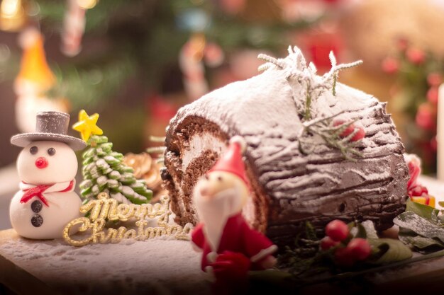 Babbo Natale sfocato e uomo di neve con torte per festeggiare il tempo di Natale