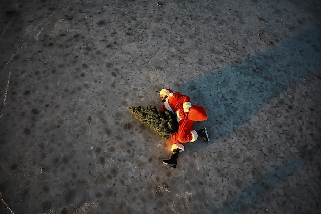 Babbo Natale si affretta ad incontrare il nuovo anno con regali e albero di Natale Babbo Natale sui pattini da ghiaccio va a Natale