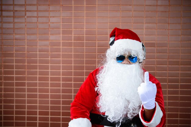 Babbo Natale si siede sulla panchina e ascolta la musicaLa gente della Thailandia ha inviato la felicità per i bambiniBuon NataleBenvenuto in inverno