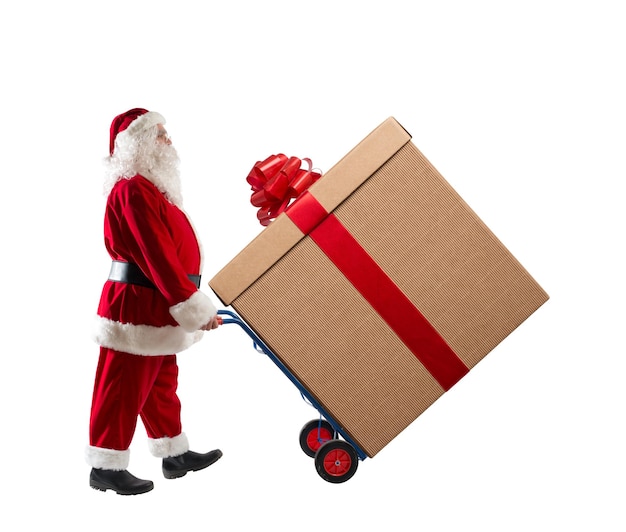 Babbo natale spinge un carrello per portare un grande regalo di Natale