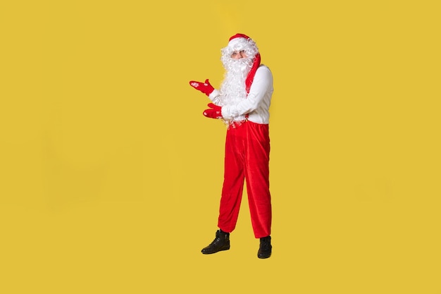 Babbo Natale stile giallo grasso uomo isolato divertimento felice Hat tempo mani mostra