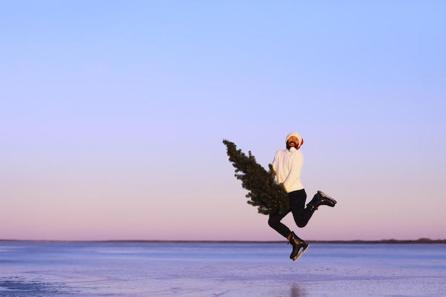 Babbo Natale sui pattini da ghiaccio va a Natale Babbo Natale si affretta ad incontrare il nuovo anno con regali e albero di Natale