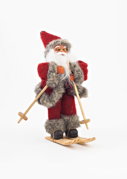 Babbo Natale sull'albero degli sci un giocattolo isolato
