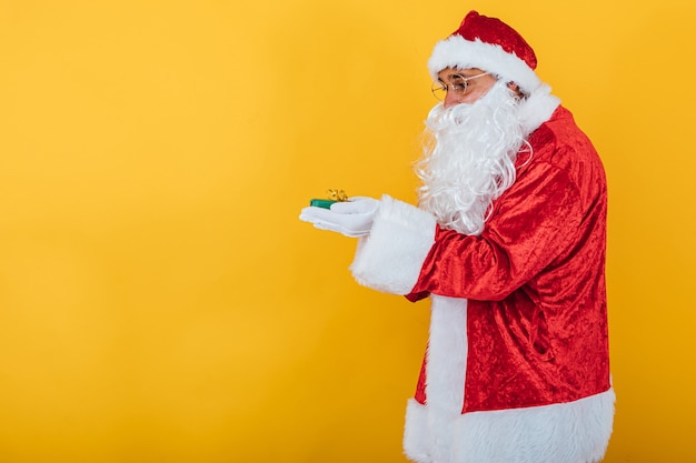 Babbo Natale tiene un regalo su giallo