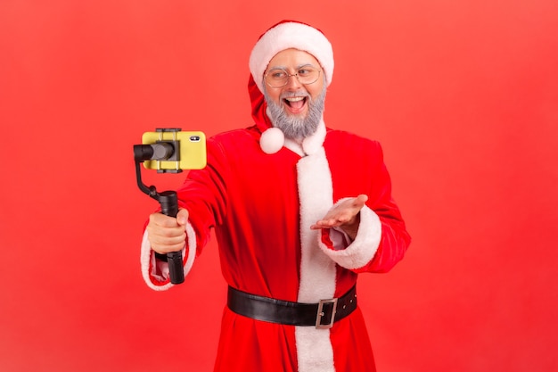 Babbo Natale trasmette in diretta streaming, usa steadicam, parla con i follower.